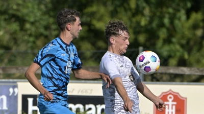 Unentschieden 2:2 trennten sich der SVV Weigenheim (rechts Johannes Rahn) und die SG Mosbach-Breitenau (Mathias Falk) beim Auftakt. Die SG empfängt nun den SV Raitersaich, Weigenheim ist zu Gast beim VfB Schillingsfürst. (Foto: Martin Rügner)