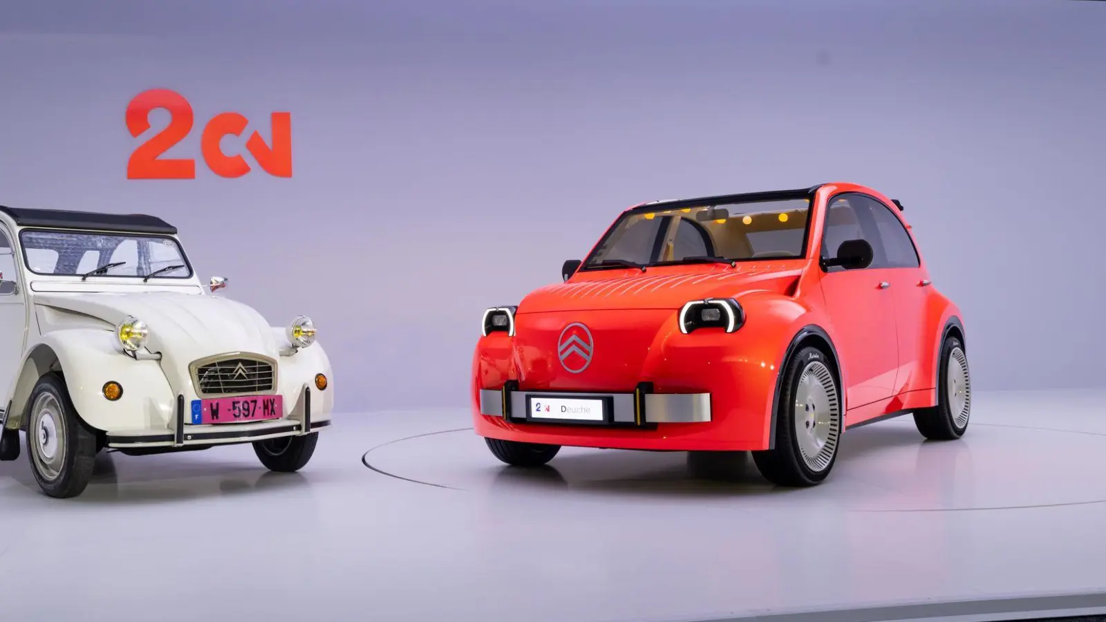 Retro fürs elektrische Zeitalter: Faltdach und Revolverschaltung erinnern bei Citroëns neuer 2CV-Studie (rechts) an die alte Ente (links). (Foto: Clément Choulot/Citroën/dpa-tmn)