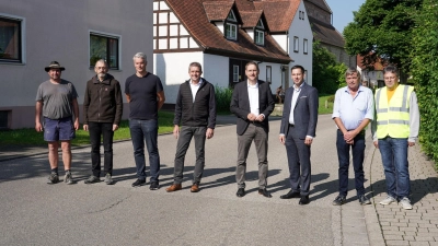 Machten sich vor Baubeginn ein Bild (v.l.): Roland Grillenberger (Firma Grillenberger Tief- und Straßenbau GmbH), Michael Eff (Ingenieurbüro Völker GmbH &amp; Co. KG), Thomas Draht (Leiter Bauamt Bechhofen), Markus Kriegler (Sachgebietsleiter Tiefbau Landratsamt), Landrat Dr. Jürgen Ludwig, Bürgermeister Sven Waidmann, Gerd Grillenberger (Firma Grillenberger) und Uwe Wagner (Bauamt Bechhofen). (Foto: Landratsamt Ansbach/Lena Göttler)