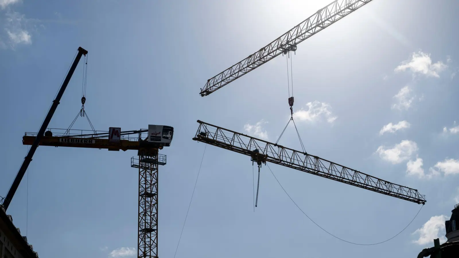 Wenige Tage, nachdem in der Landeshauptstadt ein Baukran auf zwei Wohnhäuser gestürzt ist, gerieten in München zwei weitere Kräne in Schieflage, einer davon in der Innenstadt (Foto: Lennart Preiss/dpa)