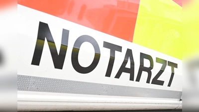 Ein Kleintransporter stürzt in die Lechstaustufe in Urspring. Für den 77-Jährigen am Steuer kommt jede Rettung zu spät. (Symbolbild) (Foto: Bernd Weißbrod/dpa)