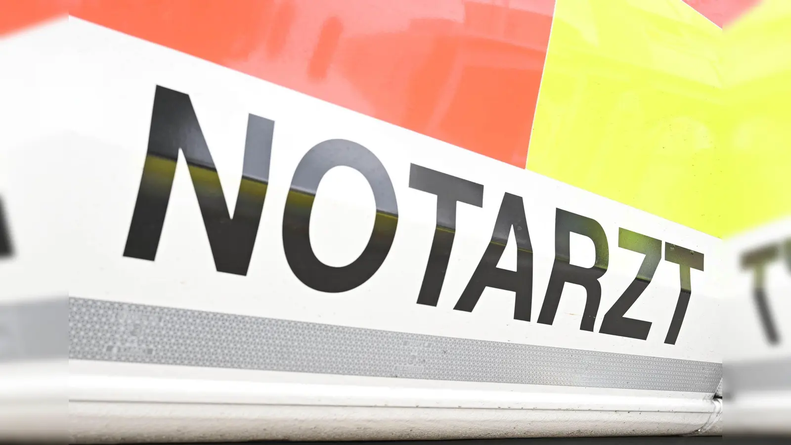 Ein Kleintransporter stürzt in die Lechstaustufe in Urspring. Für den 77-Jährigen am Steuer kommt jede Rettung zu spät. (Symbolbild) (Foto: Bernd Weißbrod/dpa)