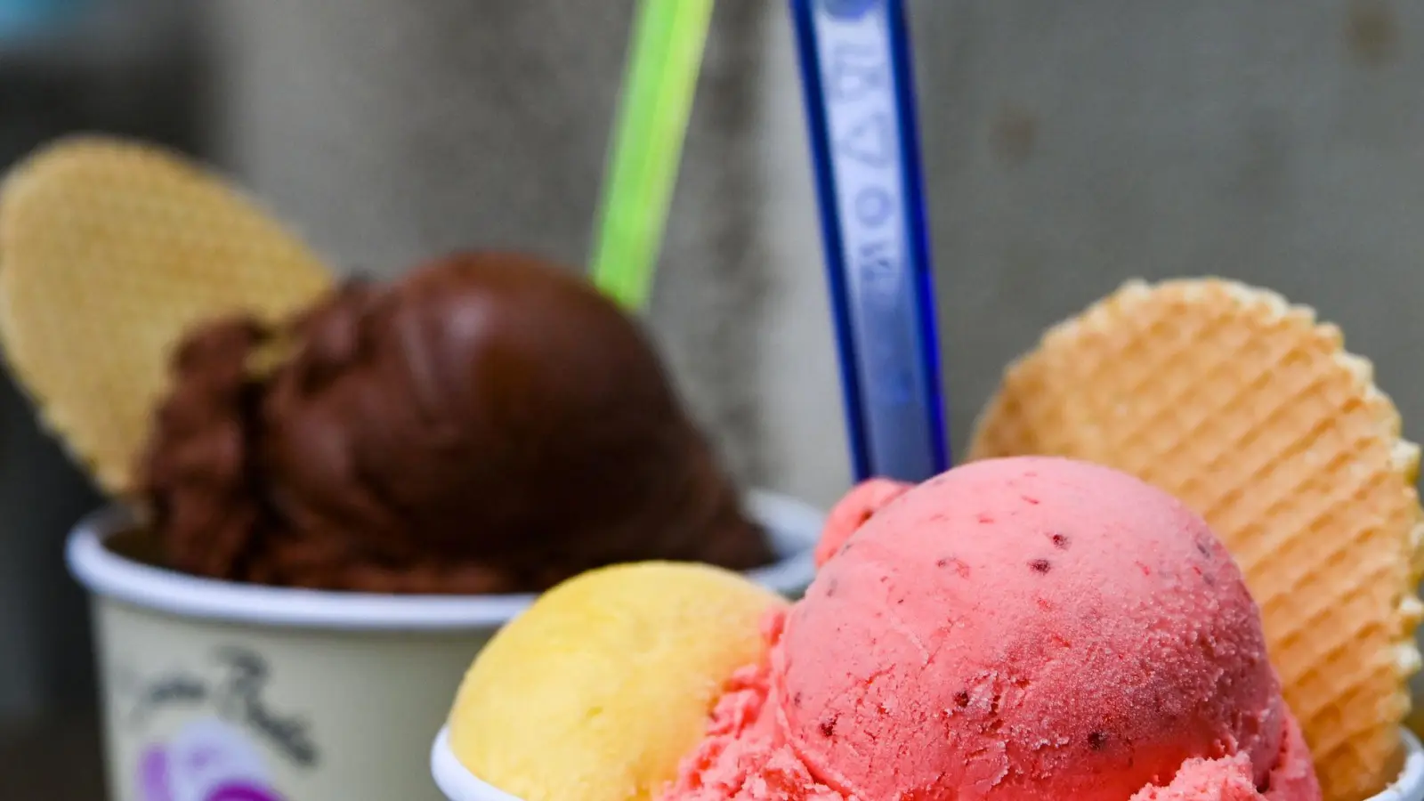 Kältereiz kann Husten auslösen: Beim Eisessen reagieren Nerven und Gefäße besonders sensibel. (Foto: Jens Kalaene/dpa)