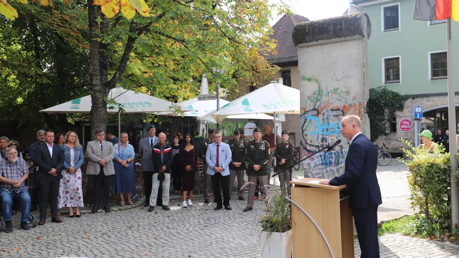 Am Mauer-Mahnmal blickte OB Thomas Deffner auf die friedliche Revolution zurück. (Foto: Oliver Herbst)