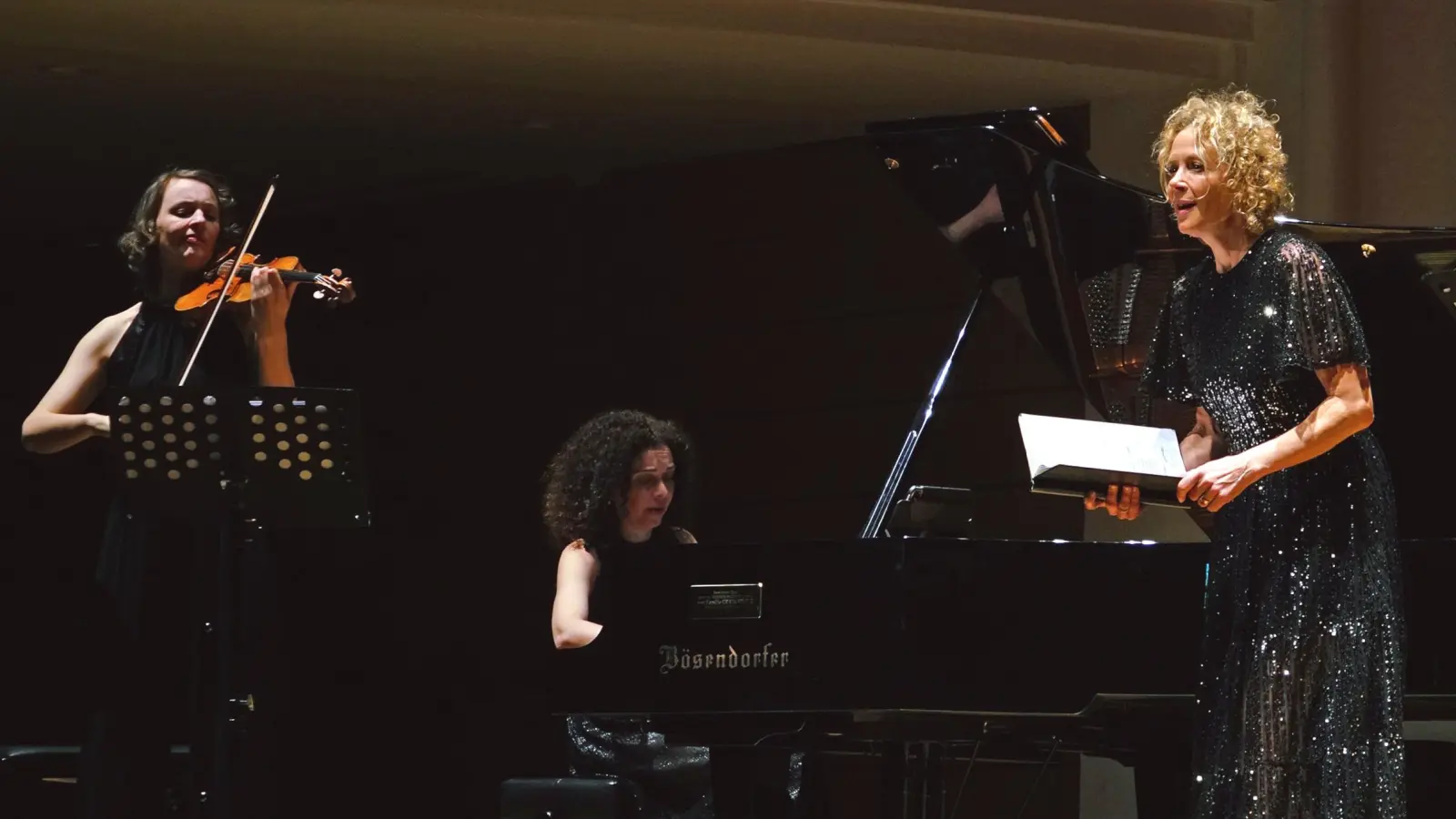 Führten ihr Programm „Karneval des Glücks” auf (von links): Franziska Hölscher, Marianna Shirinyan und Katja Riemann. (Foto: Elke Walter)