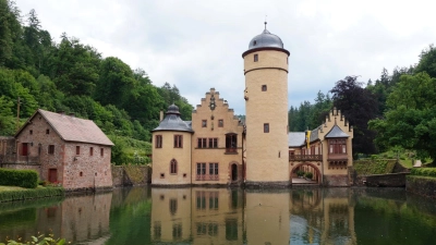 Schloss Mespelbrunn ist eines der touristischen Highlights im Spessart. In dem Schloss wurden Teile des Kinofilms „Das Wirtshaus im Spessart“ gedreht. (Foto: Michael Seiterle/Spessart-Mainland/dpa)
