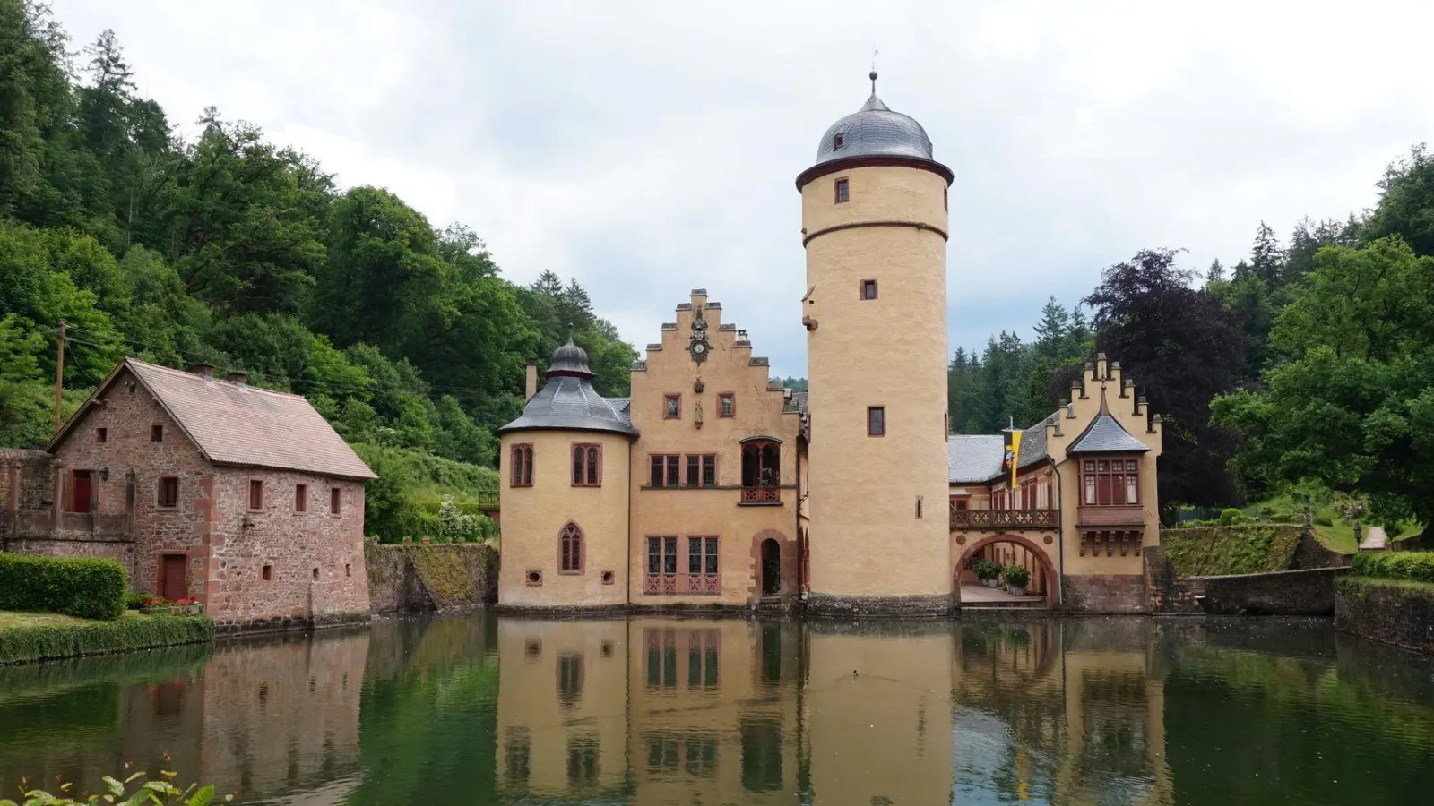 Schloss Mespelbrunn ist eines der touristischen Highlights im Spessart. In dem Schloss wurden Teile des Kinofilms „Das Wirtshaus im Spessart“ gedreht. (Foto: Michael Seiterle/Spessart-Mainland/dpa)