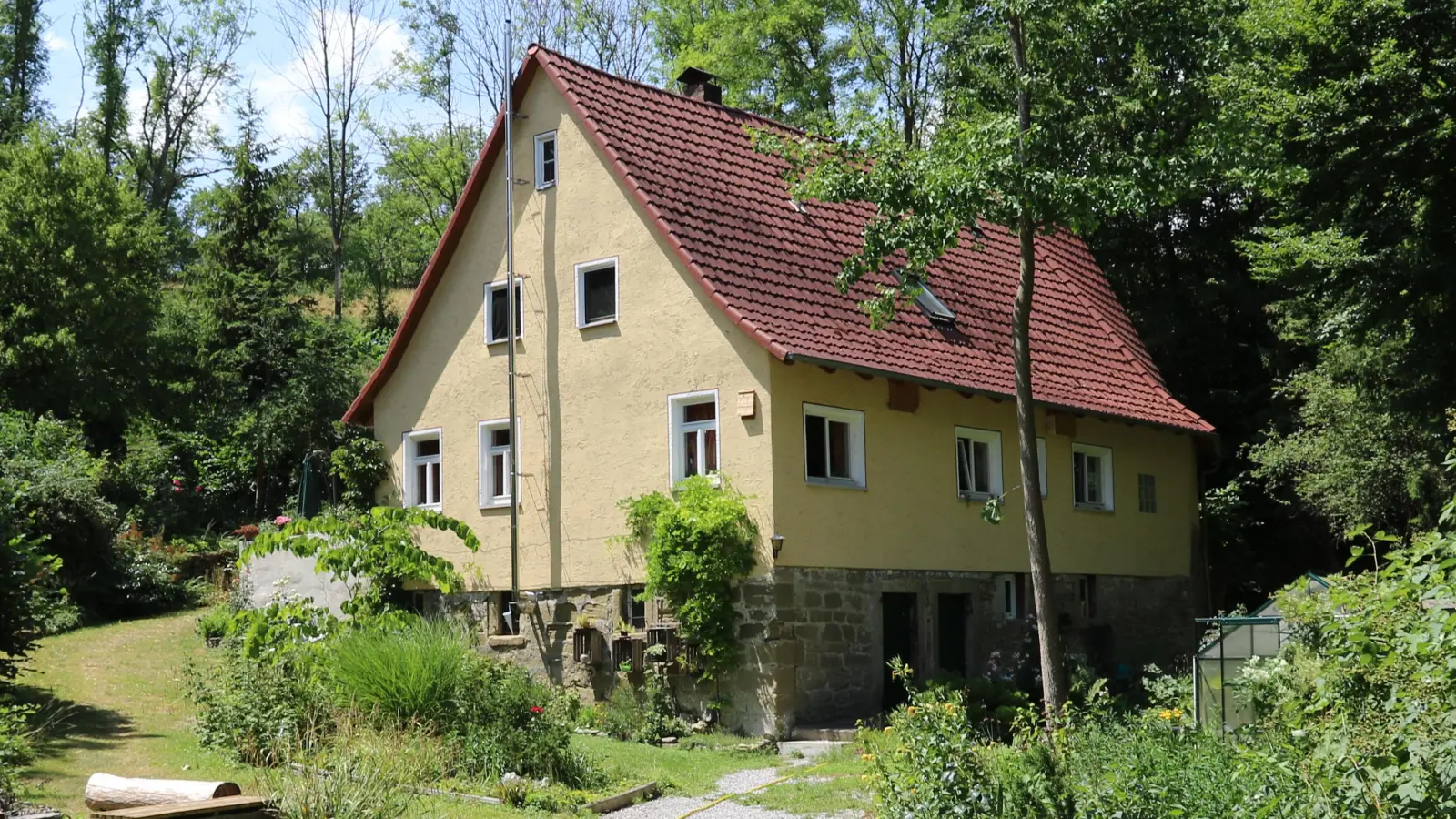 Idyllisch am Hang liegt die Rothmühle, die an die ehemalige „Bullenheimer Landtschiedung“ (Grenze) anstieß. (Foto: Wolfgang Mück)