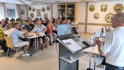 Projektleiter Dietmar Herold (im Vordergrund) schilderte bei der Konferenz in Bechhofen, wie der Stand beim Naturschutzprojekt chance.natur ist und wie die weiteren Planungen aussehen.  (Foto: Thomas Schaller)