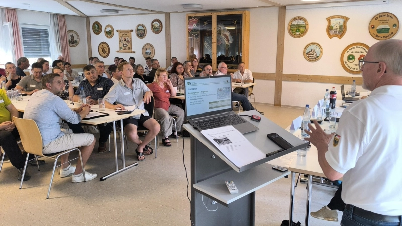 Projektleiter Dietmar Herold (im Vordergrund) schilderte bei der Konferenz in Bechhofen, wie der Stand beim Naturschutzprojekt chance.natur ist und wie die weiteren Planungen aussehen.  (Foto: Thomas Schaller)