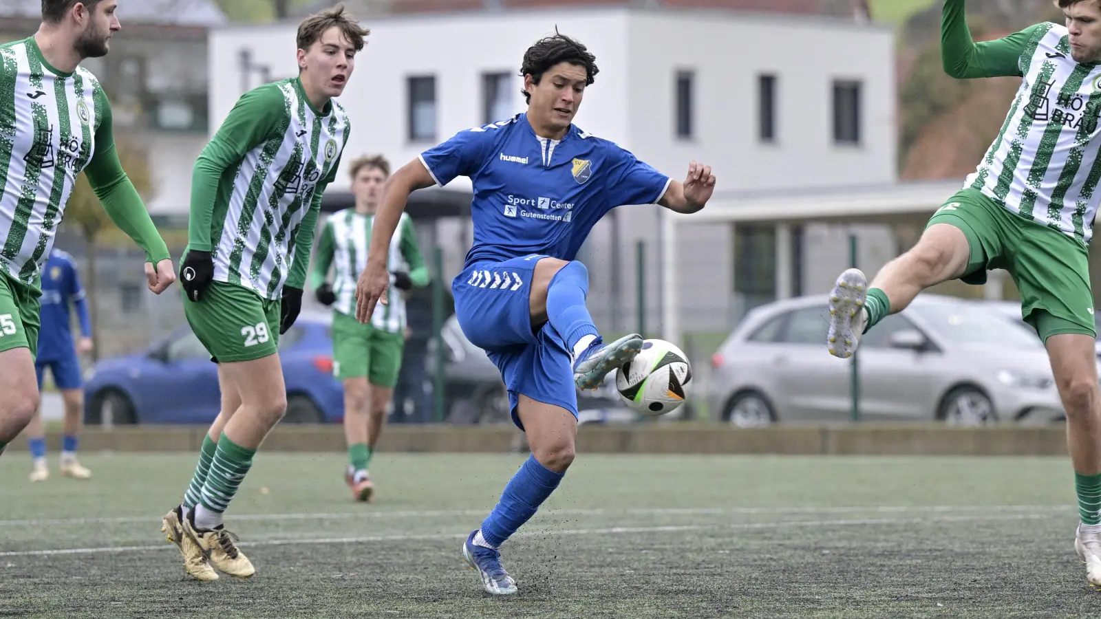 Der Amerikaner im SVG-Trikot, Giancarlo Ramirez (in Blau), kommt auf dem Kunstrasen auch gut zurecht (hier gegen Mitterteich). (Foto: Martin Rügner)