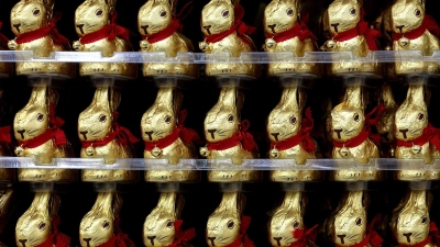 Die Osterhasen von Lindt sind seit einigen Wochen in den Supermärkten zu finden. (Foto: Karl-Josef Hildenbrand/dpa)