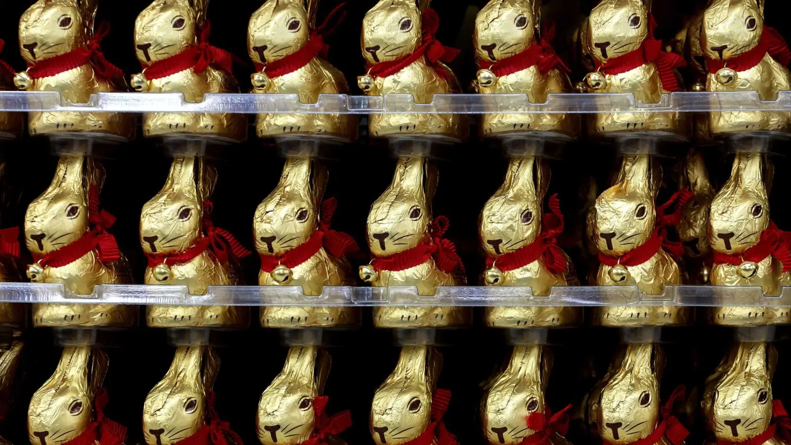 Die Osterhasen von Lindt sind seit einigen Wochen in den Supermärkten zu finden. (Foto: Karl-Josef Hildenbrand/dpa)