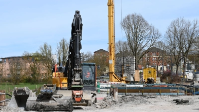Die Verantwortlichen des Wasserwirtschaftsamtes Ansbach sind zufrieden mit dem Baufortschritt für den Hochwasserschutz entlang der Rezat. (Foto: Luca Paul)