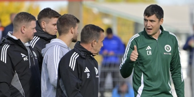 „Wir wollen auf keinen Fall die U19 im Aufstiegskampf schwächen:” Christoph Hasselmeier (rechts, hier mit den Trainern). (Foto: Martin Rügner)