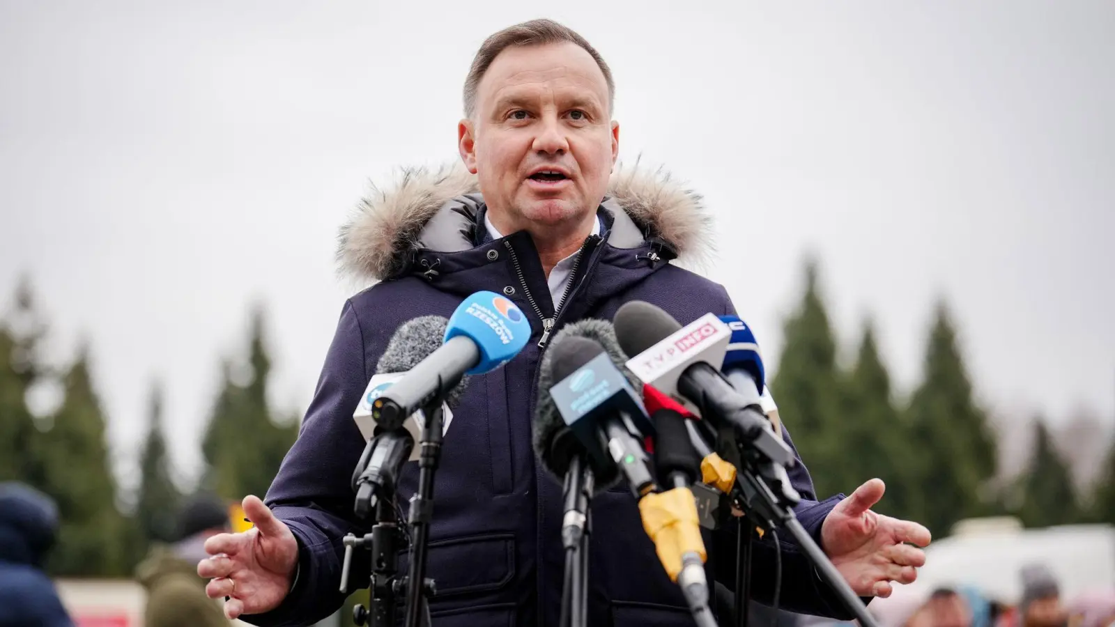 Die polnische Regierung - hier im Bild Präsident Andrzej Duda - widerspricht Gerüchten über Kampfjetlieferungen in die Ukraine. (Foto: Kay Nietfeld/dpa)