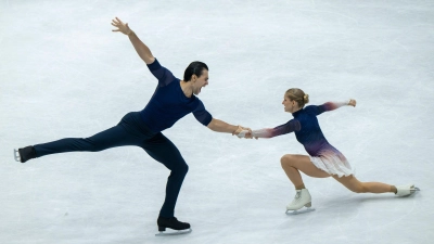 Minerva Hase (r) und Nikita Volodin feierten einen Traum-Einstand in die Olympia-Saison. (Foto: Peter Kneffel/dpa)