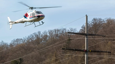 Auf den Überprüfungsflügen nähern sich die Helikopter den Stromleitungen, bis auf fünf Meter. (Foto: N-ERGIE/Annemarie Endner)