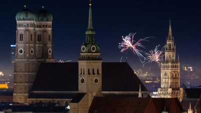Als Ersatz für Böller und Feuerwerk plant die Stadt München eine Licht- und Lasershow auf der Silvestermeile. (Archivbild) (Foto: Sven Hoppe/dpa)