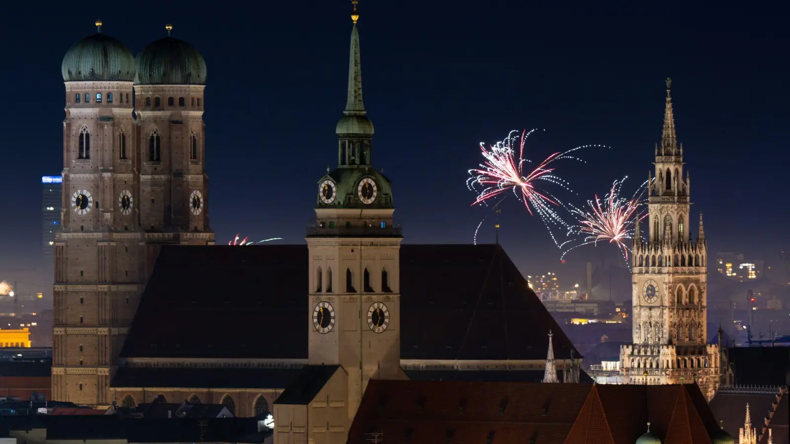 Als Ersatz für Böller und Feuerwerk plant die Stadt München eine Licht- und Lasershow auf der Silvestermeile. (Archivbild) (Foto: Sven Hoppe/dpa)