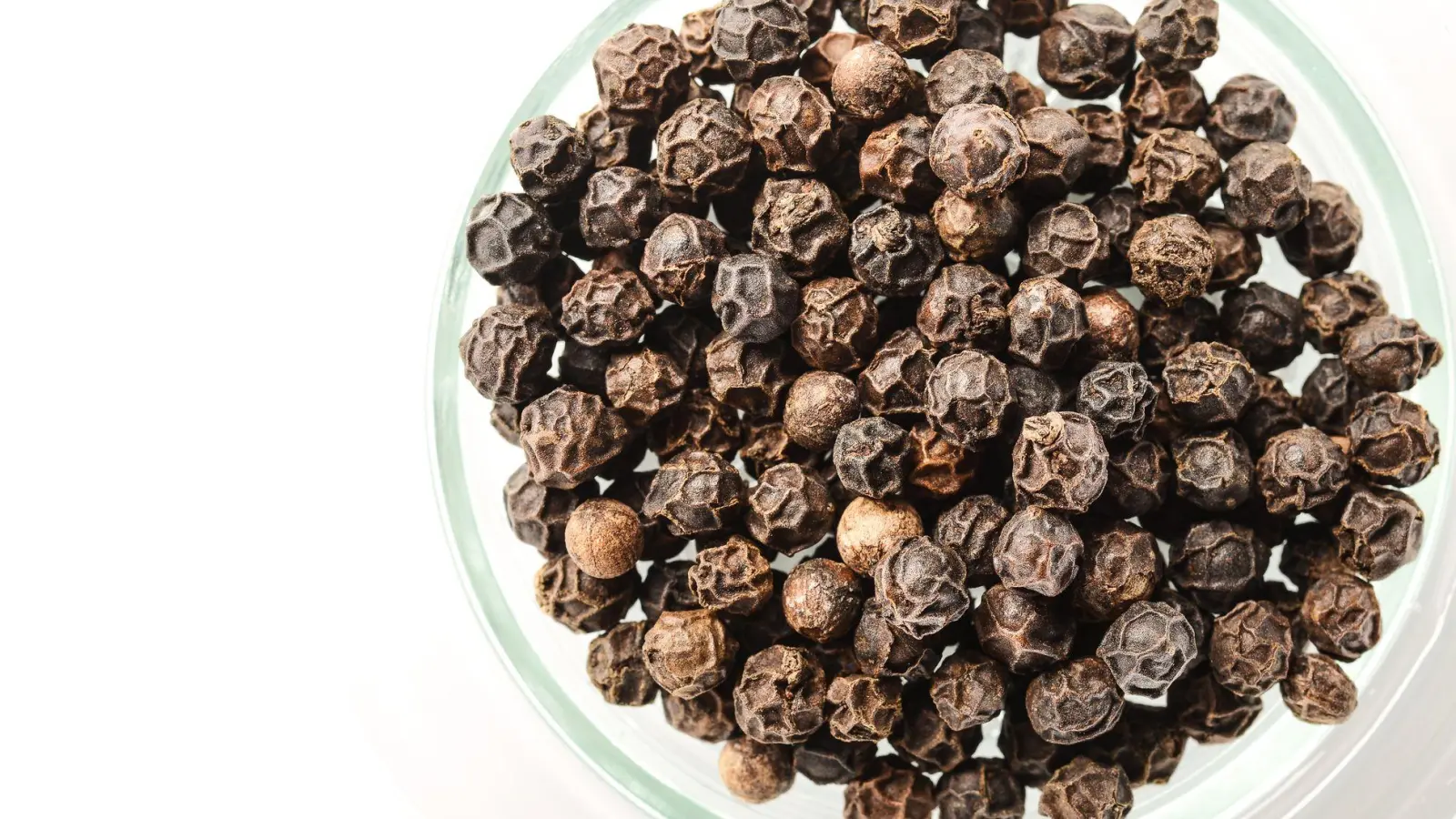 Schwarzer Pfeffer ist aromatischer und fruchtiger als weißer Pfeffer. (Foto: David-Wolfgang Ebener/dpa/dpa-tmn)