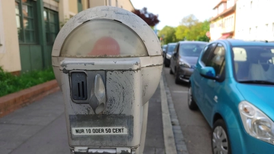 Nostalgisch sind sie, jene Parkuhren, die beispielsweise noch in der Johanniterstraße in Bad Windsheim zu finden sind. Der Stadtrat wünscht sich jedoch mehr Einheitlichkeit. (Foto: Katrin Merklein)