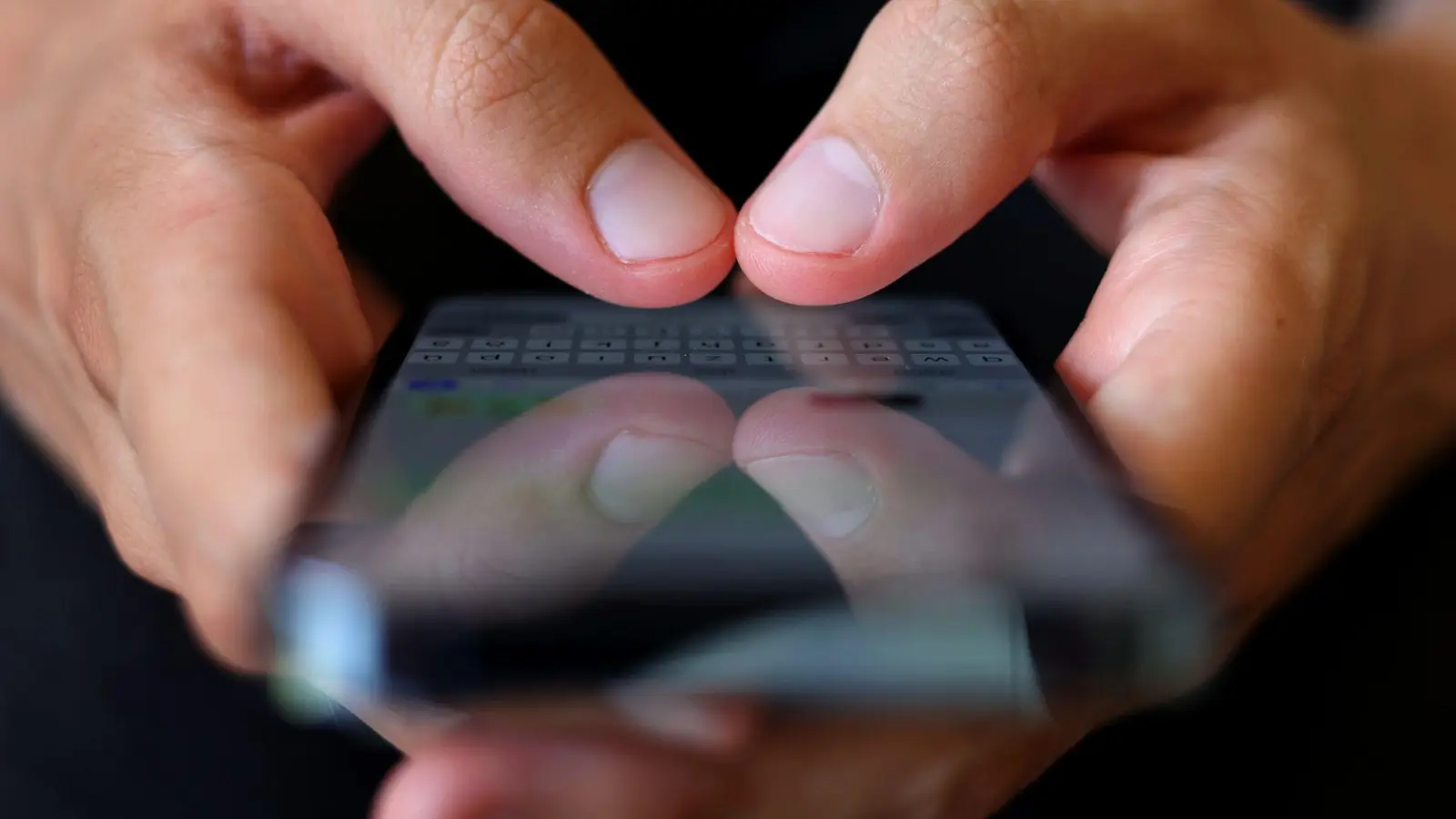 Ein paar kleine Fingertipps, die sich lohnen: Einfach GPS, WLAN oder Bluetooth abschalten, wenn es nicht benötigt wird. (Foto: Karl-Josef Hildenbrand/dpa)