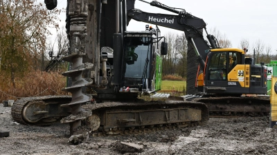 Teilweise mit schwerem Gerät wird dafür gesorgt, dass die Hochwasserschutz-Maßnahmen entlang der Rezat in Ansbach umgesetzt werden können. (Archivbild: Luca Paul)
