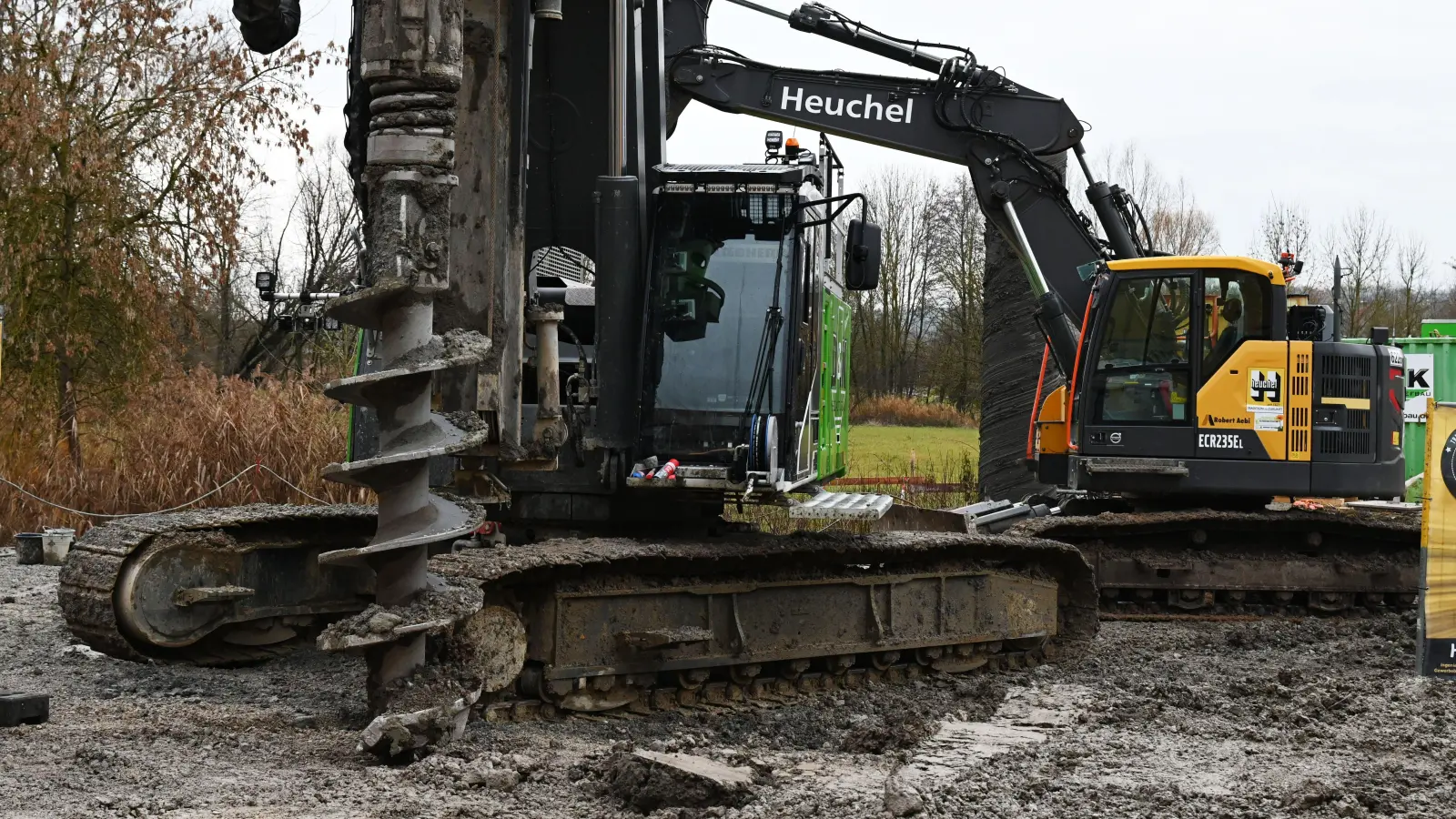 Teilweise mit schwerem Gerät wird dafür gesorgt, dass die Hochwasserschutz-Maßnahmen entlang der Rezat in Ansbach umgesetzt werden können. (Archivbild: Luca Paul)