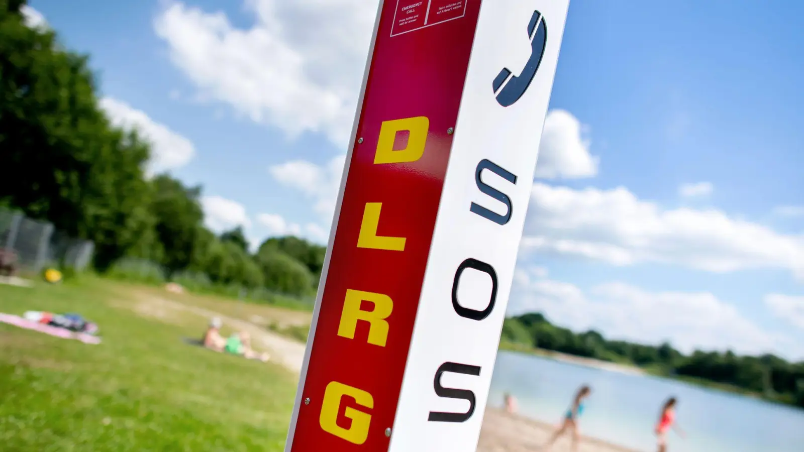 Die Gefahren beim Baden sollten ernst genommen werden. (Archivbild) (Foto: Hauke-Christian Dittrich/dpa)