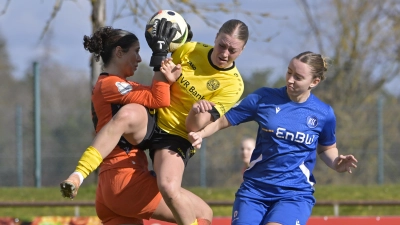 Lea Würth (gelbes Trikot) erzielte für Weinberg das Tor beim 1:0-Sieg über den Karlsruher SC (links Torhüterin Alexa Seiler, rechts Lisa Drexler. (Foto: Martin Rügner)