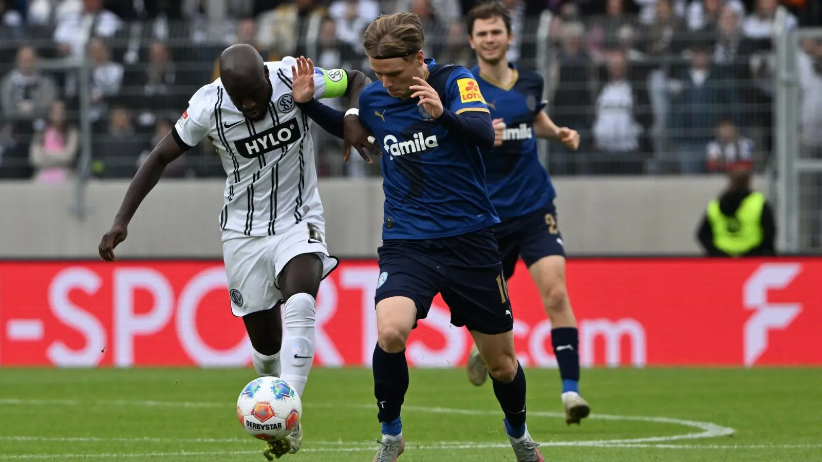 Elversberg feiert gegen Kiel einen späten Sieg. (Foto: Harald Tittel/dpa)