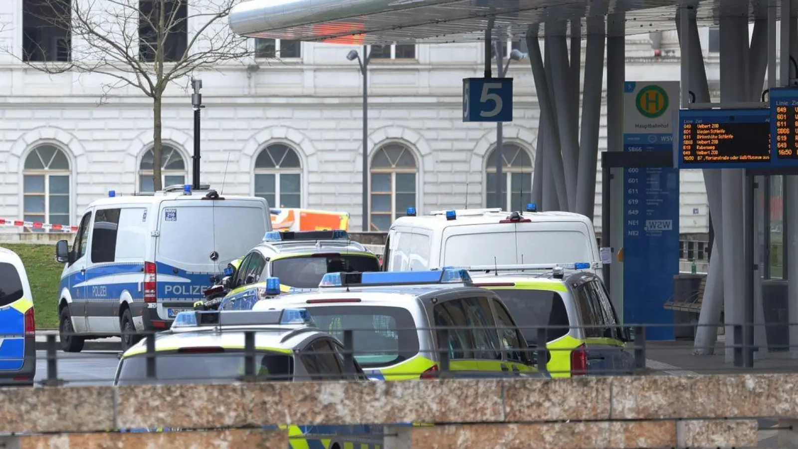 Spezialkräfte der Polizei haben im Wuppertaler Hauptbahnhof einen Mann aus einem Zug geholt und festgenommen. (Foto: Gianni Gattus/Blaulicht Solingen/dpa)