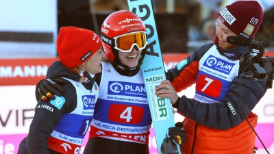 Gute Laune bei den deutschen Skispringerinnen. (Foto: Karl-Josef Hildenbrand/dpa)