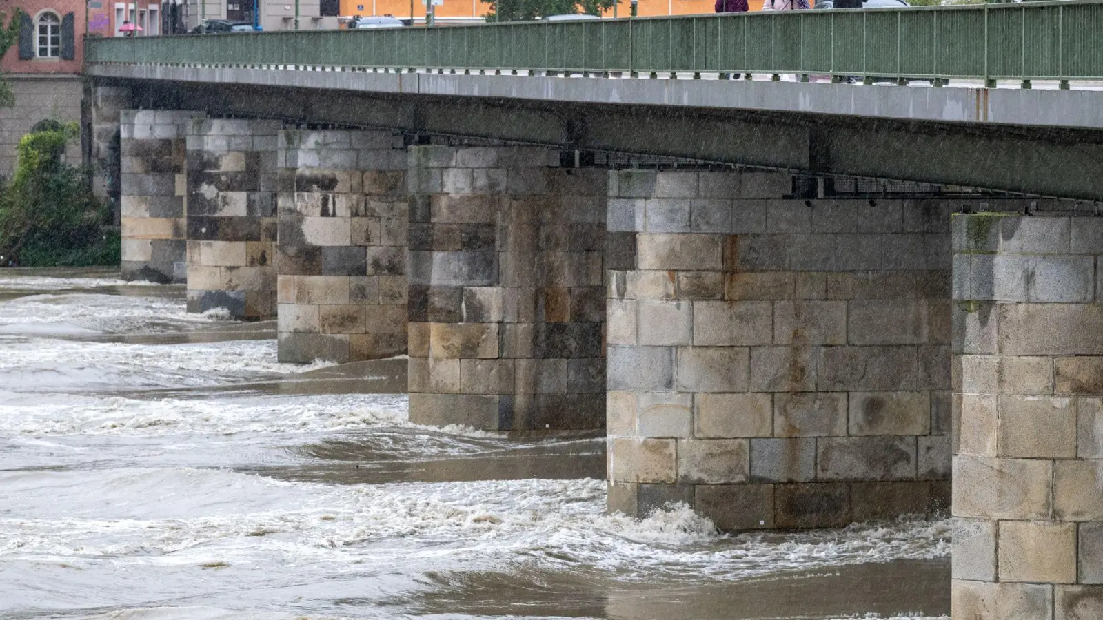 In Passau gibt es nun wegen der Unwetter und des Hochwassers Sperrungen in der Altstadt. (Foto-aktuell vom 14.09) (Foto: Armin Weigel/dpa)