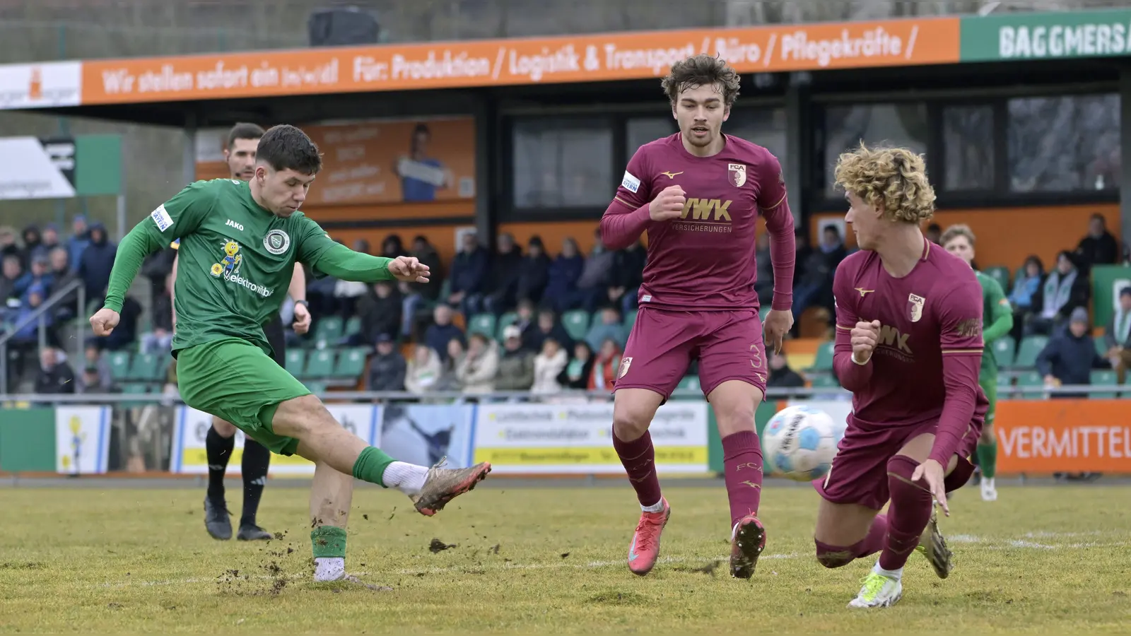 Schuss ins Glück: Der erstarkte Björn Angermeier erzielt gegen Augsburg (Mitte Daniel Hausmann, rechts Juan Ignacio Cabrera Ros) das 1:0 für Ansbach. (Foto: Martin Rügner)