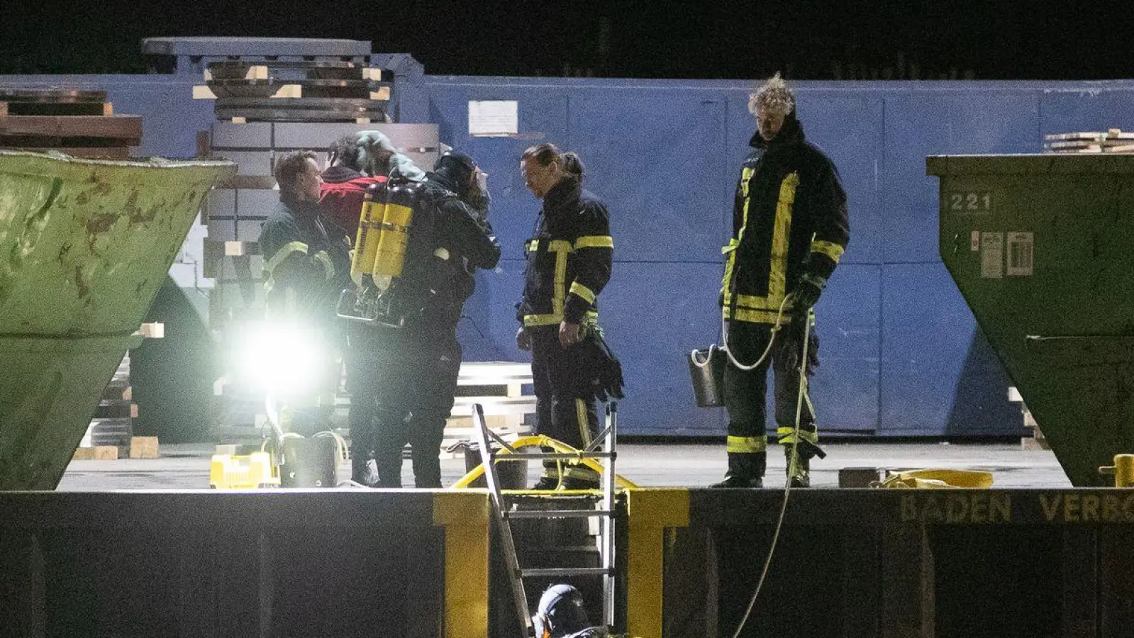 Einsatzkräfte suchen im Hafen und Hafenbecken in Dortmund nach Spuren. (Foto: Justin Brosch/dpa)