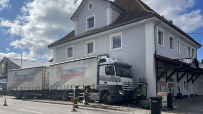 Ein Lkw-Fahrer hat in der Dinkelsbühler Straße in Feuchtwangen einen Geldautomaten zerstört.  (Foto: Ann-Kathrin Wanger)