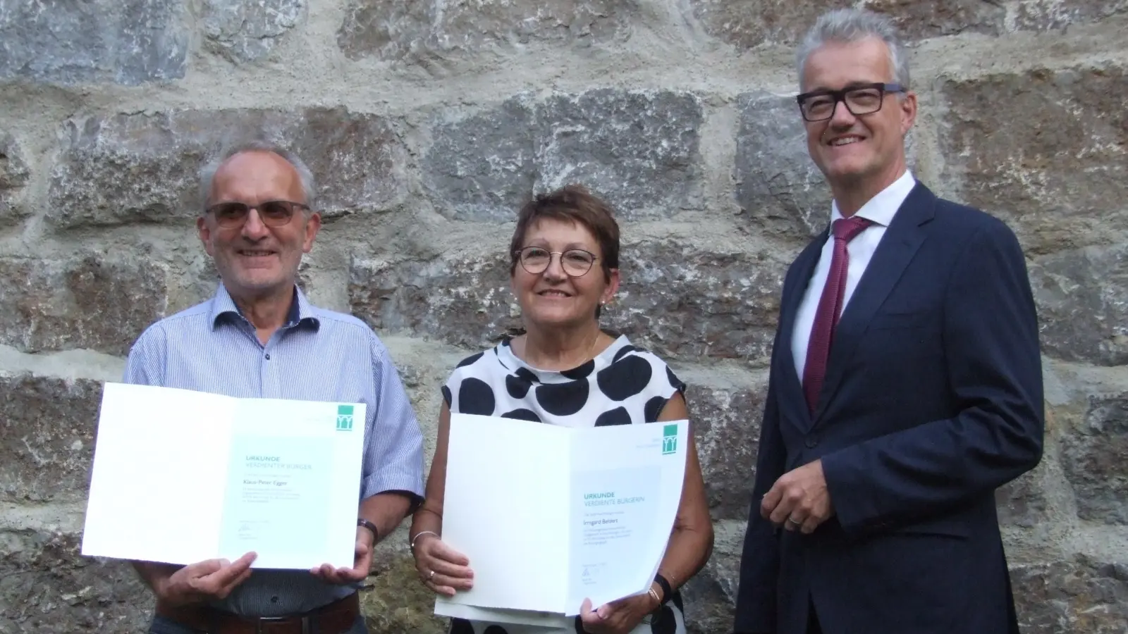 Bürgermeister Patrick Ruh (rechts) zeichnete Irmgard Behlert und Klaus-Peter Egger mit der neu eingeführten Ehrenamtsurkunde der Stadt Feuchtwangen aus. (Foto: Jasmin Kiendl)