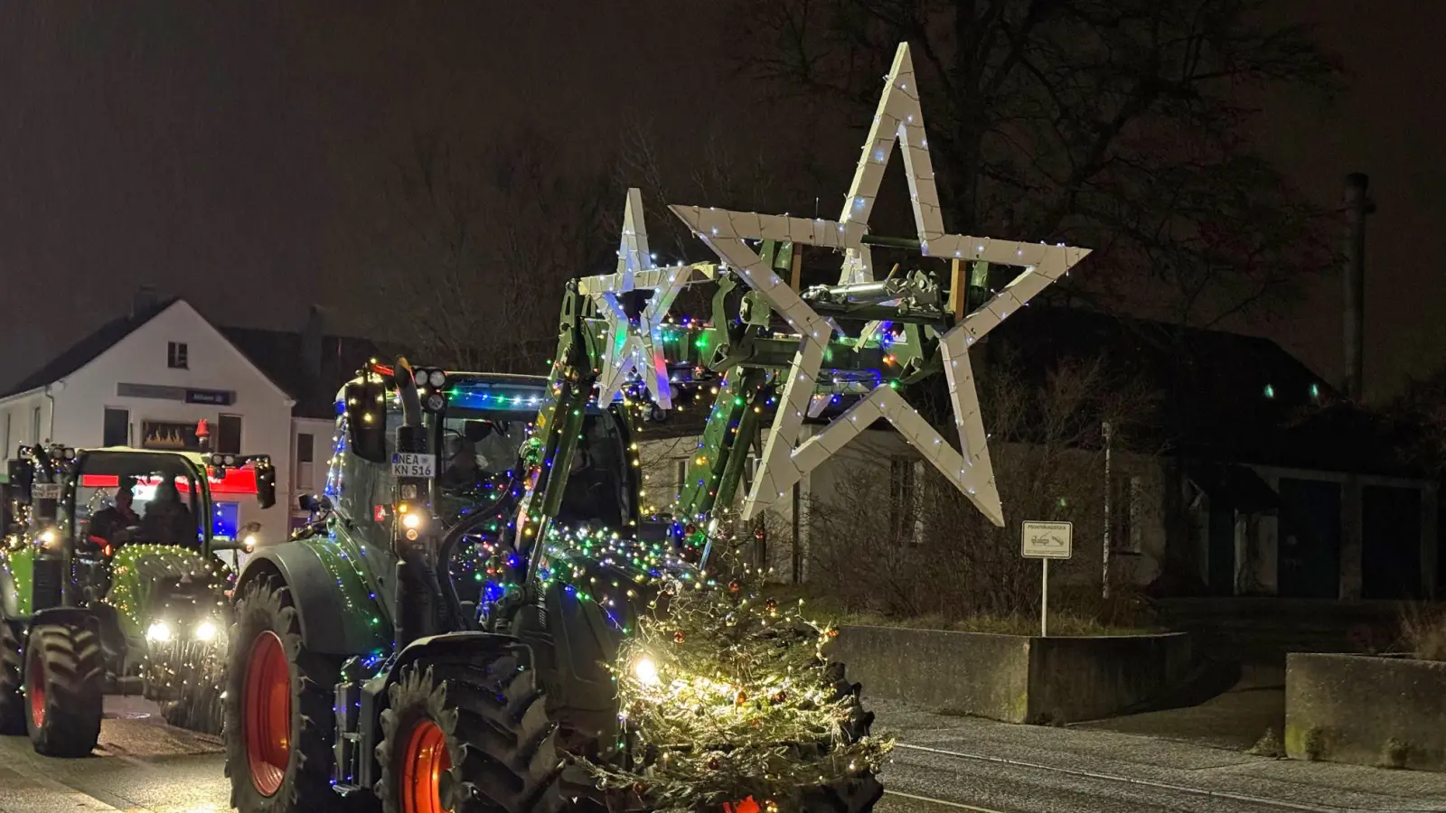 Weihnachtsfunkeln bei leichtem Schneefall: Am Sonntagabend fuhren rund 70 mit Sternen, Weihnachtsbäumen oder bunt blinkenden Lichterketten geschmückte Traktoren durch Ansbach. (Foto: Lara Hausleitner)