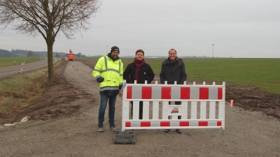 Informierten auf der Baustelle über den neuen Radweg bei Seidelsdorf (von rechts): OB Dr. Christoph Hammer, Daniel Voigt-Melzer vom städtischen Bauamt sowie Bauunternehmer Gerd Wetsch.  (Foto: Markus Weinzierl)