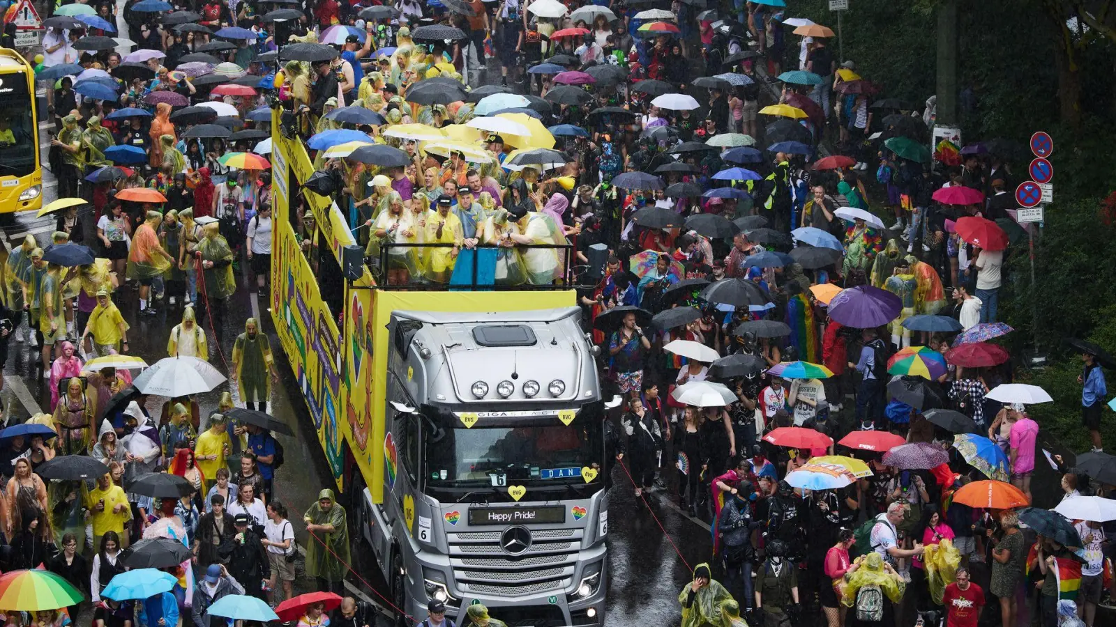 Erst regnet es beim CSD, doch dann kommt auch die Sonne raus. (Foto: Jörg Carstensen/dpa)