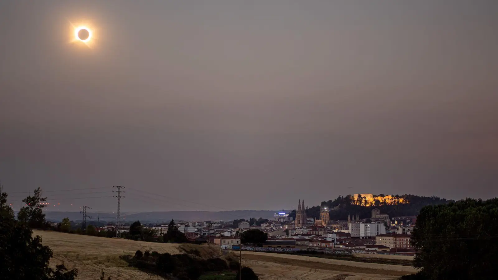 Burgos in Spanien während der totalen Sonnenfinsternis. (Foto: Gabriel Luengas/EUROPA PRESS/dpa)