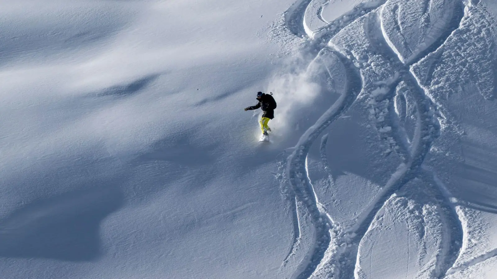 Neuschnee und Sonneschein lockten zahlreiche Skifahrer an die Zugpspitze. (Archivbild)  (Foto: Peter Kneffel/dpa)