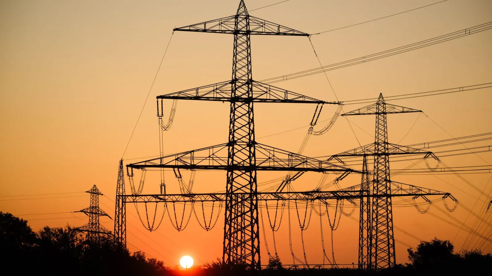 Stromkunden können mit Entlastung bei Netzentgelten rechnen (Archivbild). (Foto: Julian Stratenschulte/dpa)