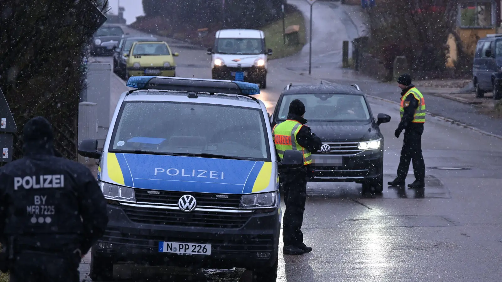 Genau eine Woche nach der Attacke hoffte die Polizei auf Hinweise von Autofahrern, die wie hier in der Weißenbronner Straße regelmäßig in der Nähe des Tatorts vorbeikommen. (Foto: Manfred Blendinger)