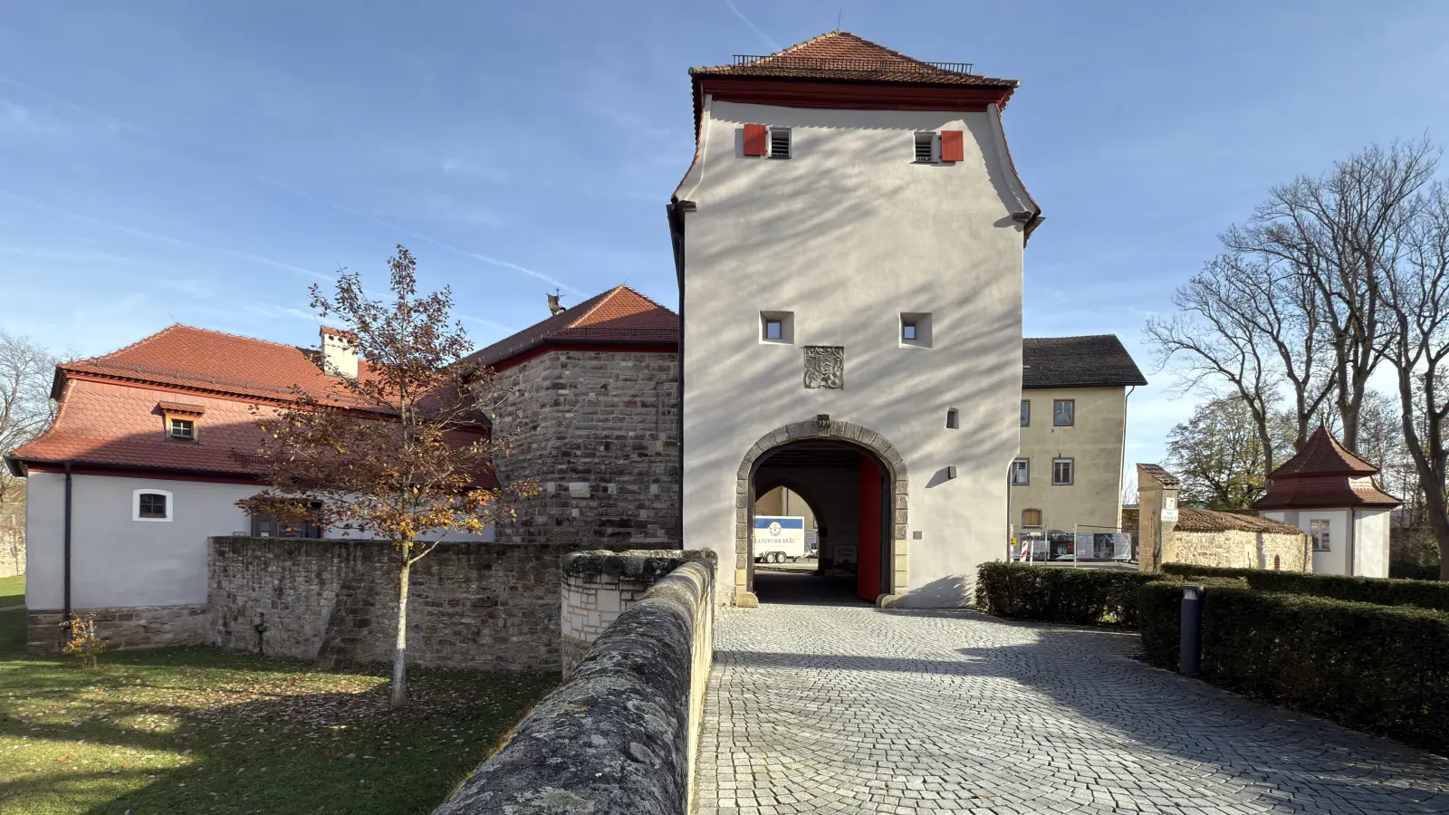 Jahrhundertelang war das Stadtschloss Sitz der Vogtes in Herrieden. Den Einzug der Verwaltung lehnte die CSU bislang ab. Nun ist wieder offen, wie und wann es mit der Sanierung weitergeht.  (Foto: Susanne Pöhlmann)