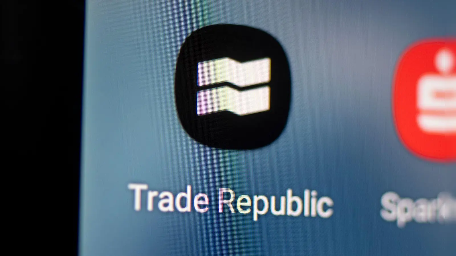 Der Online-Broker Trade Republic arbeitet rein App-basiert, hat aber die Bankenbranche schon aufgeschreckt. (Symbolfoto) (Foto: Fabian Sommer/dpa)