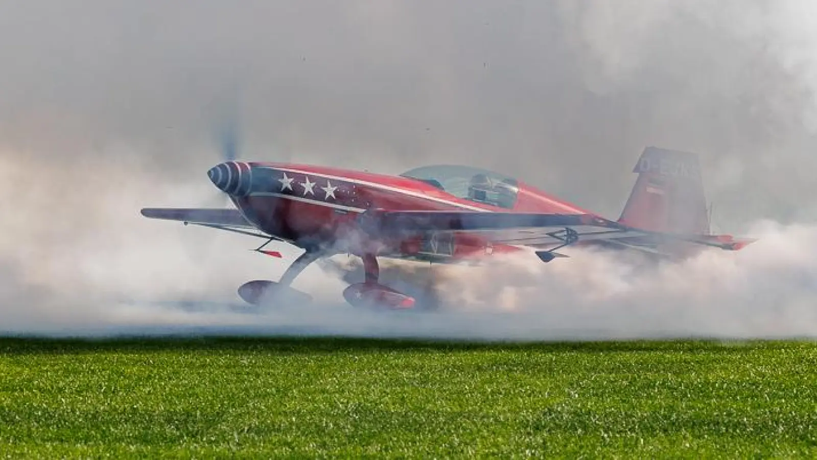 Spektakuläre Vorführungen gehören zum bunten Programm des Aero-Clubs Ansbach beim Fliegerfest in Petersdorf. (Foto: Archiv Aero-Club Ansbach)