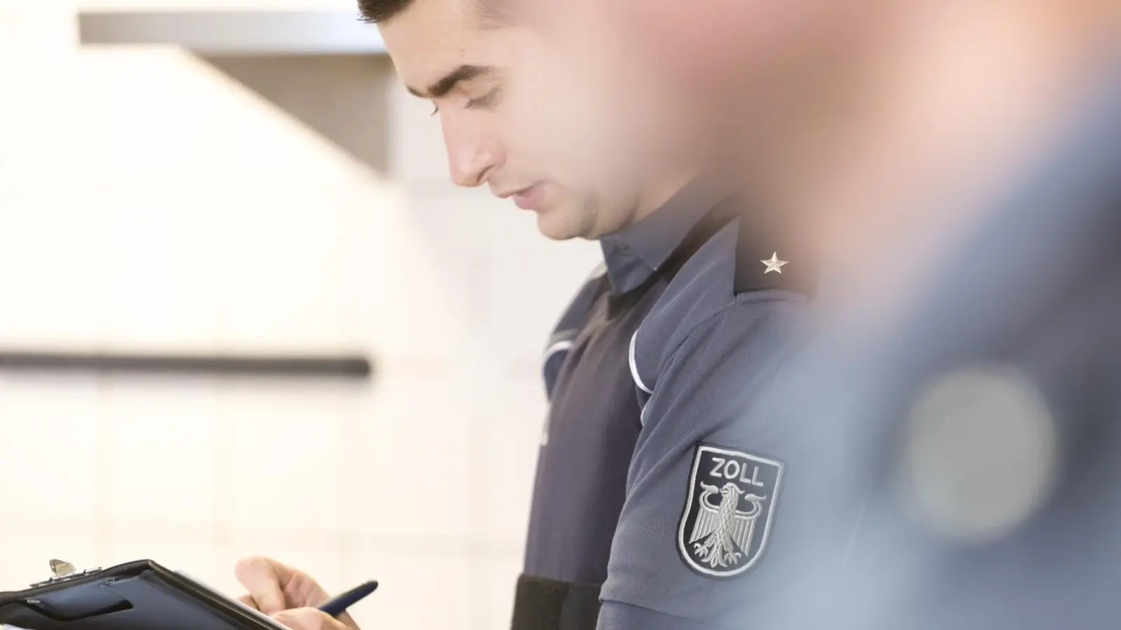 Der Zoll war bei einer bundesweiten Razzia gegen Schwarzarbeit auch in Ansbach und Rothenburg unterwegs. (Symbolbild: Zoll)